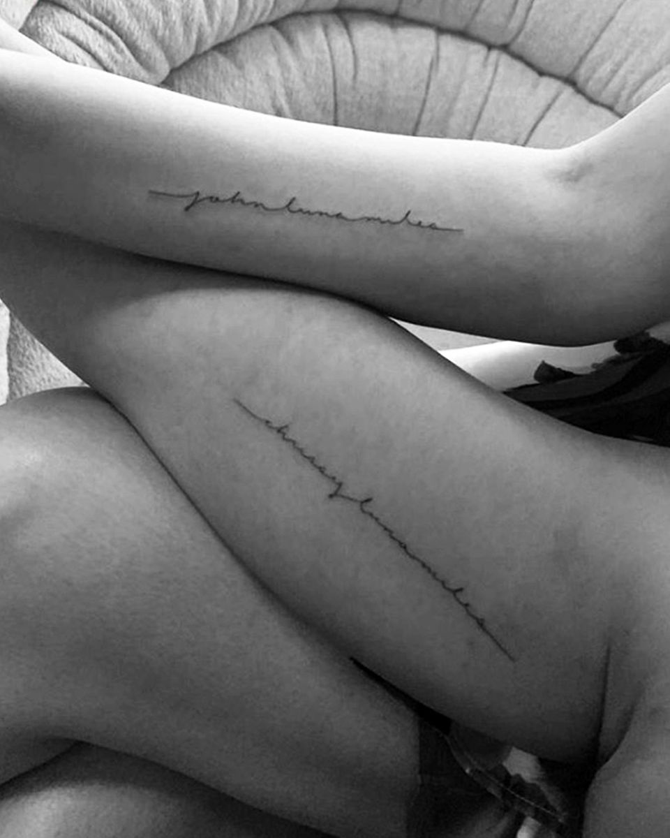 Familientattoos scheinen immer mehr in Mode zu kommen. Manche mögen's flächendeckend und auffällig, Chrissy Teigen und John Legend haben sich für die ganz zarte Namensvariante entschieden: "johnlunamiles" und "chrissylunamiles" ist jetzt auf Unter- bzw. Oberarm zu lesen. Viel mehr Platz für noch einen Kindernamen ist da aber nicht, ohne dass es verrutscht aussehen würde. Heißt das, dass ihre Familienplanung abgeschlossen ist? Hoffentlich nicht! Familientattoos scheinen immer mehr in Mode zu kommen. Manche mögen's flächendeckend und auffällig, Chrissy Teigen und John Legend haben sich für die ganz zarte Namensvariante entschieden: "johnlunamiles" und "chrissylunamiles" ist jetzt auf Unter- bzw. Oberarm zu lesen. Viel mehr Platz für noch einen Kindernamen ist da aber nicht, ohne dass es verrutscht aussehen würde. Heißt das, dass ihre Familienplanung abgeschlossen ist? Hoffentlich nicht!