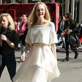 Kaum ist die Sonne raus, strahlt auch Dakota Fanning. Die Schauspielerin spaziert mit einem strahlenden Lächeln durch New York und präsentiert sich in einem komplett weißen Look. Durch ihren Porzellan-Teint gleicht sie schon fast einer elfenhafte Erscheinung. Wunderschön! 