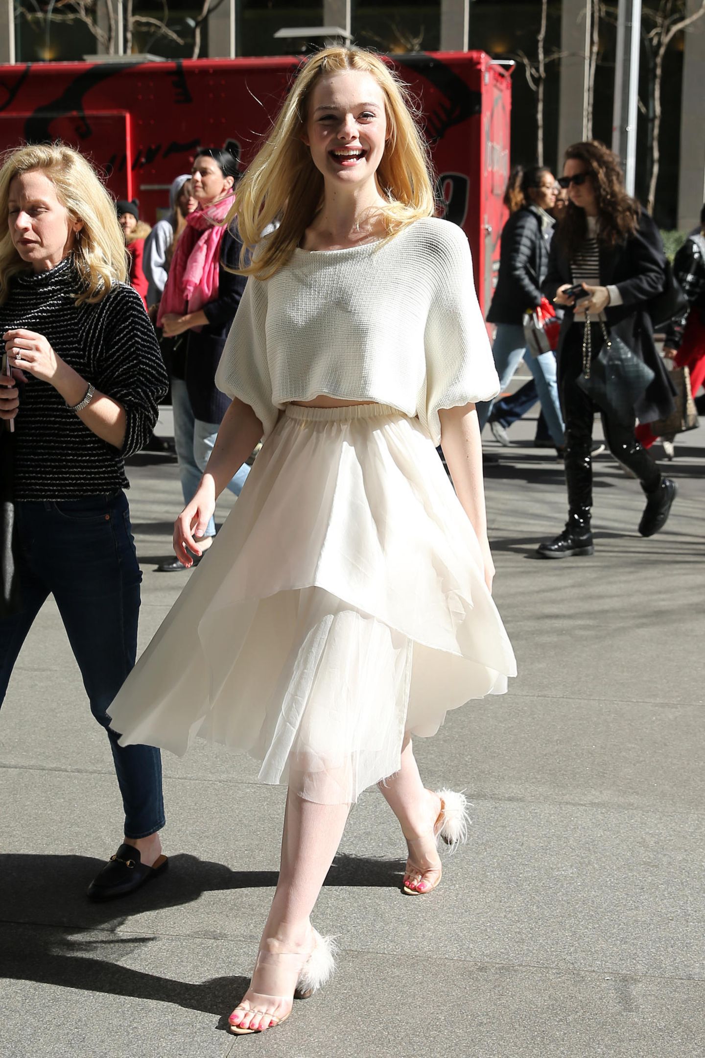 Kaum ist die Sonne raus, strahlt auch Dakota Fanning. Die Schauspielerin spaziert mit einem strahlenden Lächeln durch New York und präsentiert sich in einem komplett weißen Look. Durch ihren Porzellan-Teint gleicht sie schon fast einer elfenhafte Erscheinung. Wunderschön! 