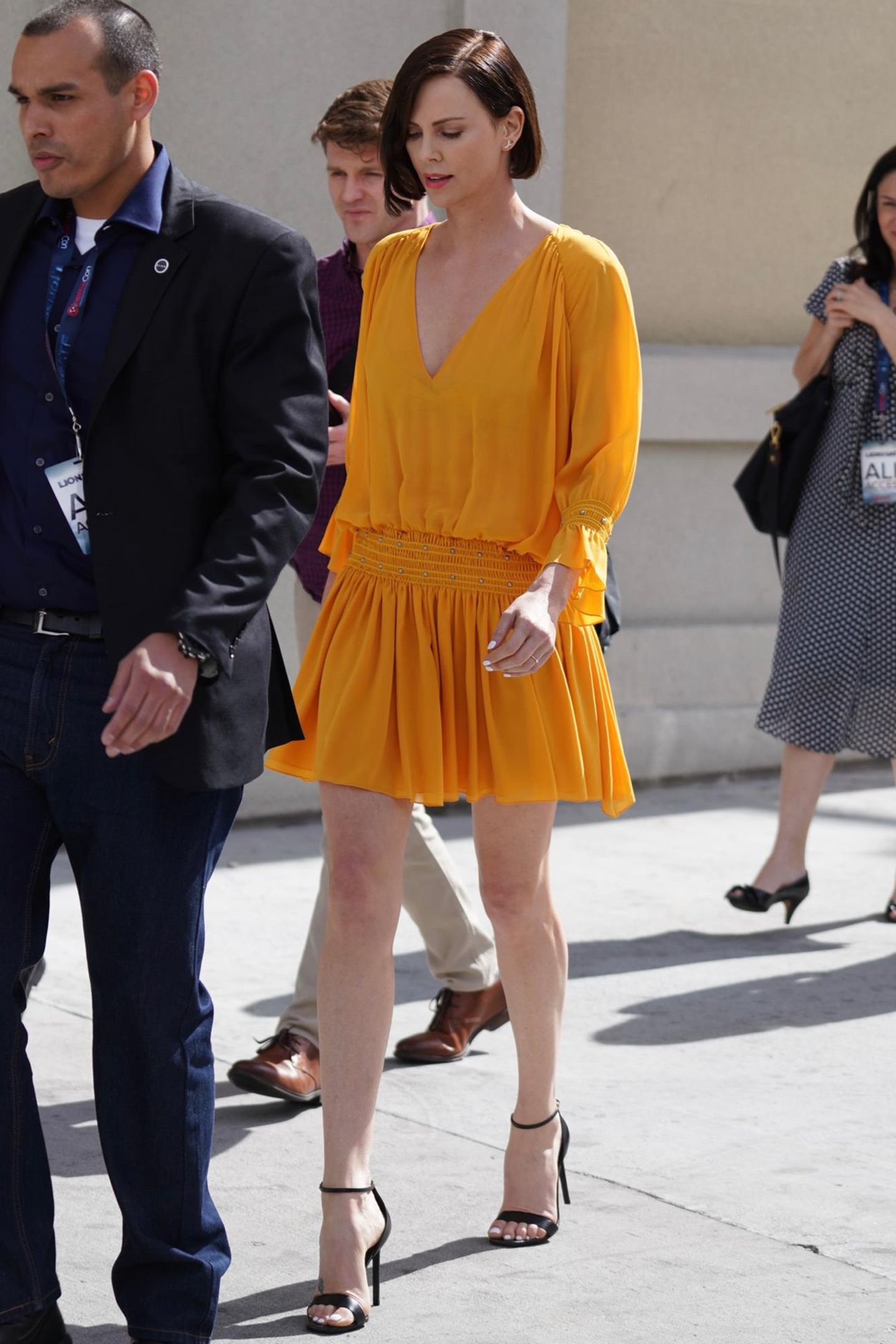 Charlize Theron trägt ihre Haare seit der Oscar-Verleihung im Februar dunkel. Zuvor kannten wir die Schauspielerin nur mit goldener Mähne und jede Blondine kennt das Problem: Gelb macht wahnsinnig schnell blass! Jetzt nutzt Theron ihren neuen Look, um sich endlich mal in einem sonnengelben Kleid zu zeigen. 