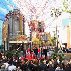Was für ein Tag im Disneyland! Die "Avengers" Paul Rudd, Scarlett Johansson, Robert Downey Jr., Brie Larson, Chris Hemsworth und Jeremy Renner feiern zusammen mit Disney-Chef Bob Iger die gemeinnützige Initiave "Avengers Universe Unites".
