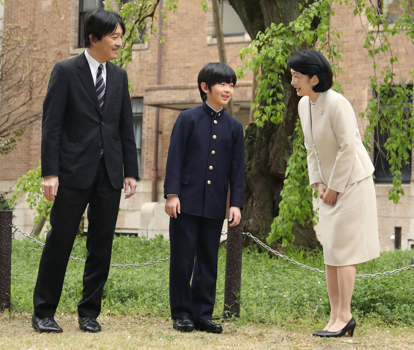 ... seinen Eltern Prinzessin Akishino und Prinz Akishino werden während der Eingangszeremonie einige Erinnerungsfotos geschossen. 