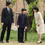 ... seinen Eltern Prinzessin Akishino und Prinz Akishino werden während der Eingangszeremonie einige Erinnerungsfotos geschossen. 