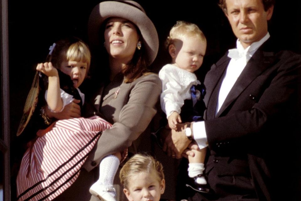 Ein Bild aus glücklichen Tagen: Prinzessin Caroline und Stefano Casiraghi posieren am Nationalfeiertag Monacos mit ihren drei Kindern Andrea, Charlotte und dem kleinen Pierre (v. l.). Nur zwei Jahre später kommt Stefano bei einem Bootsrennen ums Leben.