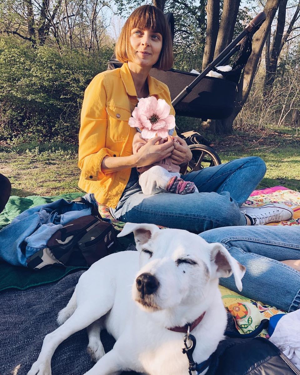 8. April 2019  Topmodel Eva Padberg genießt das frühsommerliche Wetter draußen und im Grünen zusammen mit ihrer drei Monate alten Tochter sowie ihrem flauschigem Vierbeiner. Hach, da kommen auch bei uns Frühlingsgefühle auf. 