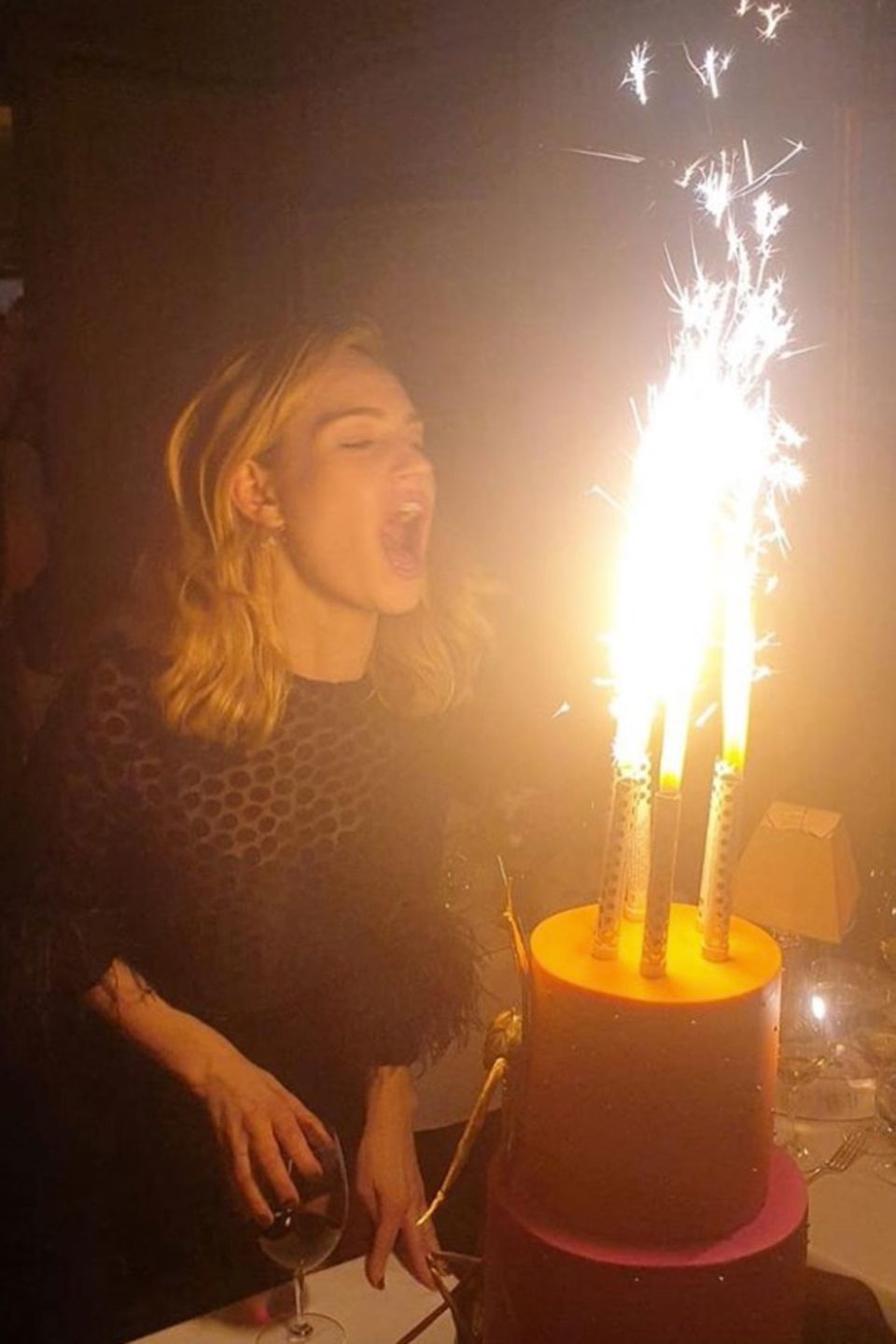 Zum 30. Geburtstag gibt es bei Schauspielerin Lily James eine Feuerwerks-Torte. Aber nicht nur das: Die hübsche "Downton Abbey"-Schauspielerin hat für ihre große Party sogar einen Club gemietet, in dem sie dann zusammen mit zahlreichen Freunden die Nacht zum Tag machte. 