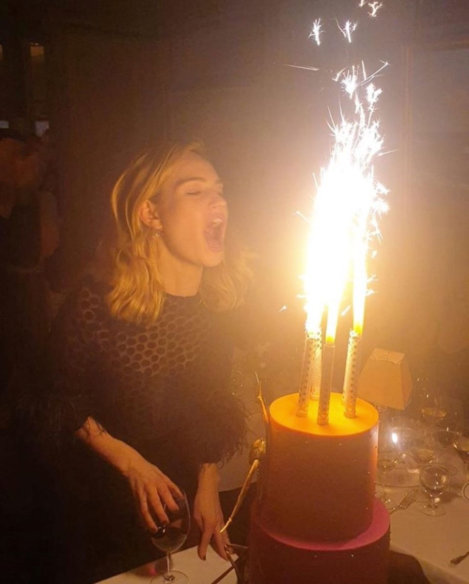 Zum 30. Geburtstag gibt es bei Schauspielerin Lily James eine Feuerwerks-Torte. Aber nicht nur das: Die hübsche "Downton Abbey"-Schauspielerin hat für ihre große Party sogar einen Club gemietet, in dem sie dann zusammen mit zahlreichen Freunden die Nacht zum Tag machte. Zum 30. Geburtstag gibt es bei Schauspielerin Lily James eine Feuerwerks-Torte. Aber nicht nur das: Die hübsche "Downton Abbey"-Schauspielerin hat für ihre große Party sogar einen Club gemietet, in dem sie dann zusammen mit zahlreichen Freunden die Nacht zum Tag machte.