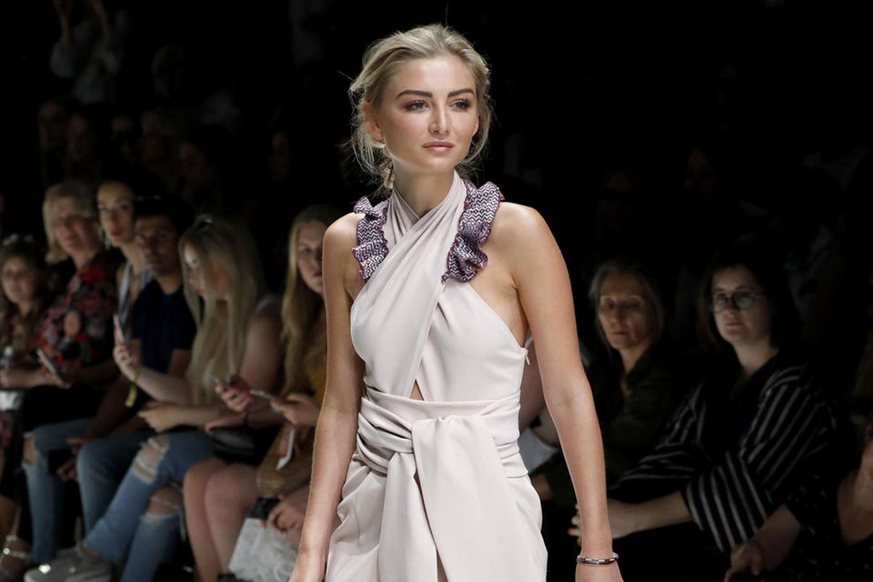 GNTM - Topmodel Stories: Bis heute ist Julia Wulf ein gefragtes Model und steht regelmäßig vor der Kamera oder auf dem Catwalk - wie hier auf der Berliner Fashion Week für Lana Müller. Bis heute ist Julia Wulf ein gefragtes Model und steht regelmäßig vor der Kamera oder auf dem Catwalk - wie hier auf der Berliner Fashion Week für Lana Müller.