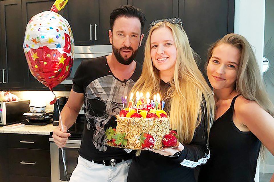 Goodbye Deutschland: Michael Wendler mit seiner Tochter Adeline und Freundin Laura Michael Wendler mit seiner Tochter Adeline und Freundin Laura