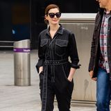 Schauspielerin Anne Hathaway hat den perfekten Airport-Style für sich gefunden: In einem schwarzen Jeans-Overall mit weißen Nähten und bequemen, schwarzen Leder-Schlappen kommt sie am Londoner Flughafen Heathrow an. 