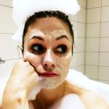 Kleine Auszeit: Moderatorin Ruth Moschner gönnt sich das volle Beauty-Programm. Mit Gesichtsmaske hat sie es sich in der Badewanne gemütlich gemacht und zeigt sich auf Instagram mit diesem Schnappschuss. Nur in Schaum gehüllt präsentiert sie sich ihren Followern - das hat aber vor allem einen Grund: Ruth scheint in der Badewanne langweilig zu sein. Sie schreibt zu ihrem Posting: "Team Dusche oder Team Wanne? Mir ist meistens in der Badewanne zu langweilig, wie man sieht". Glück für uns - denn uns langweilt dieses Foto gar nicht, sondern zaubert uns ein Lächeln ins Gesicht.