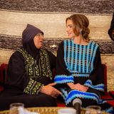Königin Rania ist bekannt für ihre nahbare und herzliche Art. Die Liebe zu ihrem Heimatland spiegelt sich auch in ihren Styles wieder. Die schöne Königin kombiniert Folklore-Elemente gerne mit luxuriösen Accessoires. 