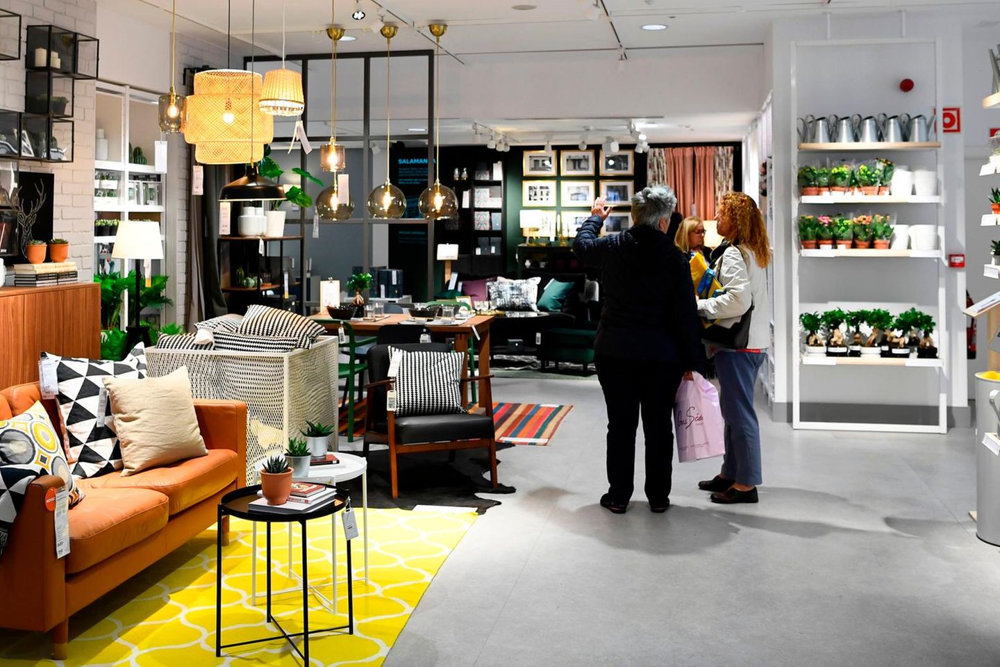 Möbelriese Ikea platziert seit Jahrzehnten Möbel in Europas Wohnungen und Häusern