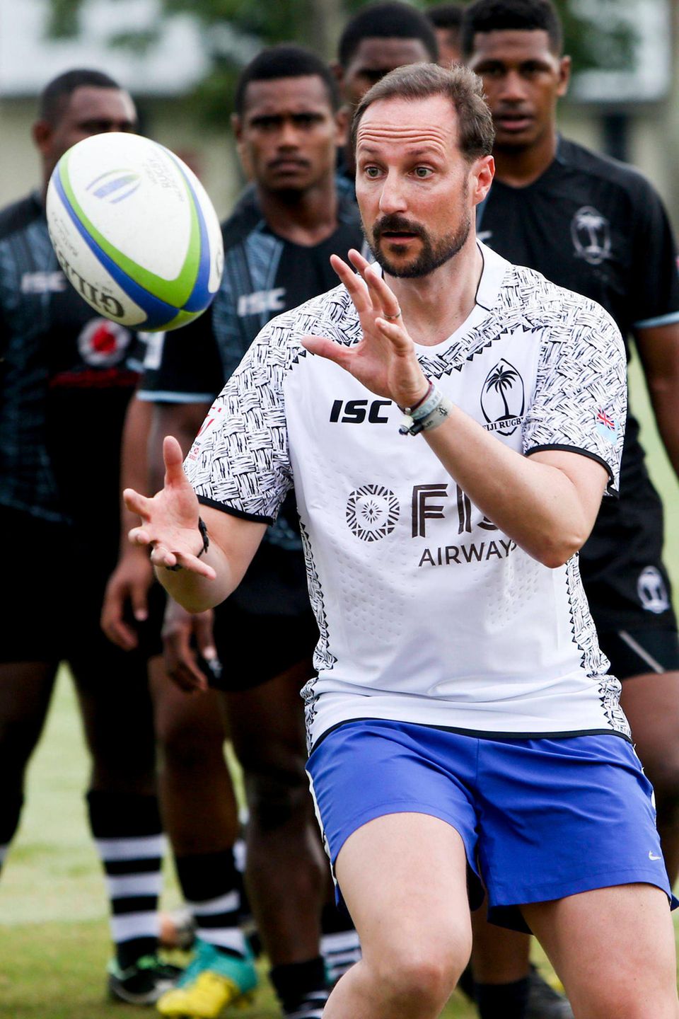 9. April 2019 Sehr sportlich, Haakon! Der norwegische Kronprinz zeigt bei seinem Besuch auf den Fidschi-Inseln, was er in Sachen Rugby so drauf hat. 9. April 2019 Sehr sportlich, Haakon! Der norwegische Kronprinz zeigt bei seinem Besuch auf den Fidschi-Inseln, was er in Sachen Rugby so drauf hat.