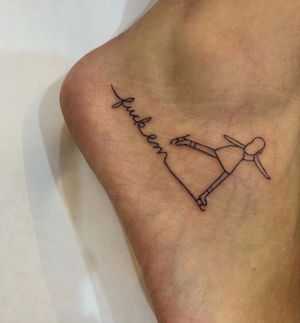 Ein Tattoo, welches eindeutig für mehr Gelassenheit im Leben plädiert, trägt jetzt "Voll daneben, voll im Leben"-Schauspielerin Busy Philipps auf ihrem Fuß. Ihre Fans auf Instagram allerdings stehen dem Tattoo mit gemischten Gefühlen entgegen. 