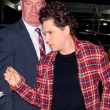 Nach der "SNL"-Show steckt Kit wieder in normalen Klamotten, sein bartloser Look macht ihn aber doch zu einem anderen Menschen.