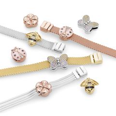 Mix and match: Sie sind auf der Suche nach einem ganz individuellen Geschenk, von dem man lange etwas hat? Das Reflexions Bracelet von Pandora bietet viele Möglichkeiten und versprüht Frühlingsgefühle. Armband ca. 69 Euro, Charmes ab ca. 25 Euro.