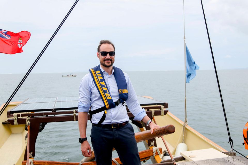 10. April 2019 Prinz Haakon macht eine tolle Figur während seiner Inselstaaten-Rundreise im Südpazifik. An Tag vier besucht der Mann von Kronprinzessin Mette-Marit unter anderem ein traditionelles Fischerboot. 10. April 2019 Prinz Haakon macht eine tolle Figur während seiner Inselstaaten-Rundreise im Südpazifik. An Tag vier besucht der Mann von Kronprinzessin Mette-Marit unter anderem ein traditionelles Fischerboot.