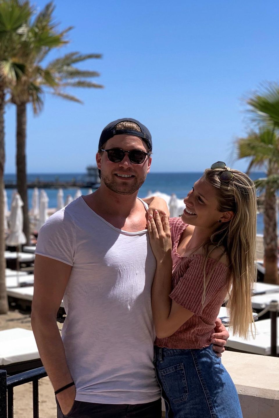 10. April 2019  Raul und Vanessa sind im Urlaubsmodus! Im Beach Club des Amàre Beach Hotel genießen die beiden die Sonne von Marbella.