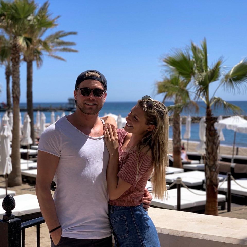 10. April 2019  Raul und Vanessa sind im Urlaubsmodus! Im Beach Club des Amàre Beach Hotel genießen die beiden die Sonne von Marbella.