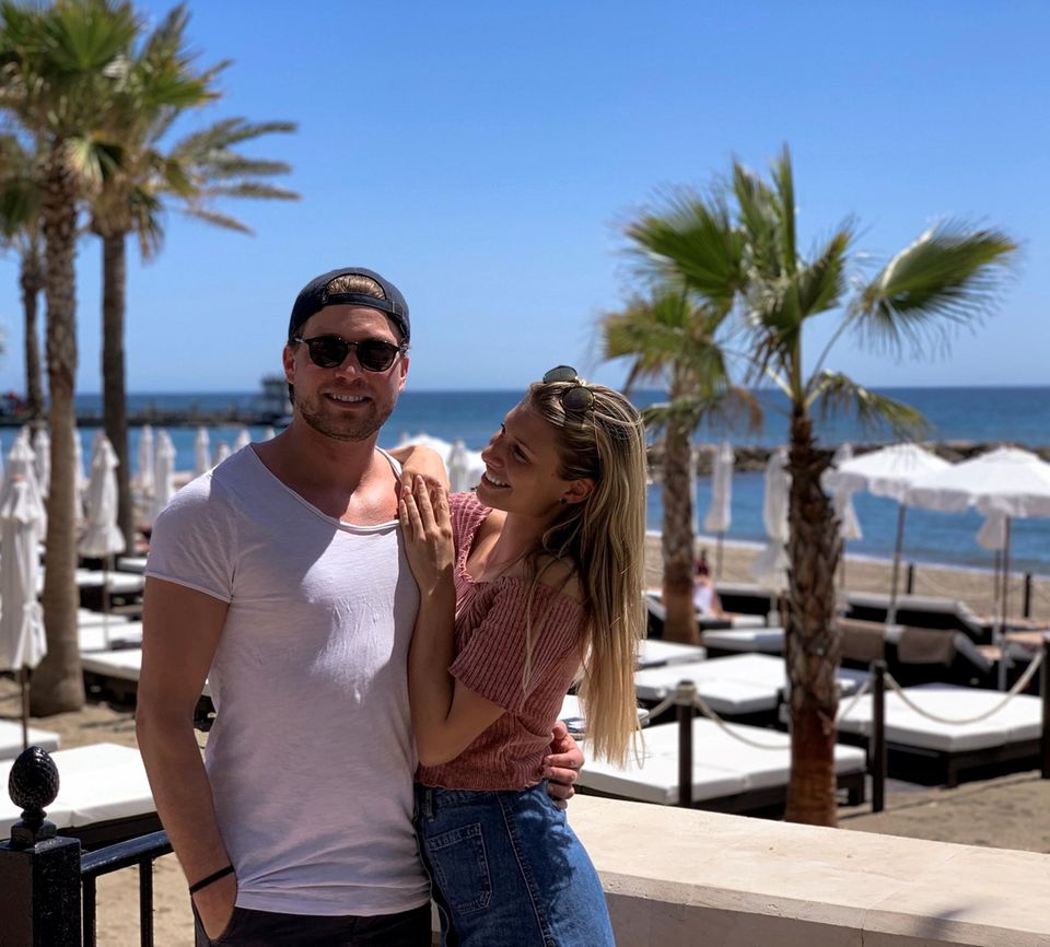 10. April 2019 Raul und Vanessa sind im Urlaubsmodus! Im Beach Club des Amàre Beach Hotel genießen die beiden die Sonne von Marbella. 10. April 2019 Raul und Vanessa sind im Urlaubsmodus! Im Beach Club des Amàre Beach Hotel genießen die beiden die Sonne von Marbella.