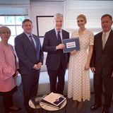 Auf der Agenda von Präsident Trump steht, der Wirtschaft in Amerika neuen Antrieb zu verleihen. Seine Tochter Ivanka Trump unterstützt ihn dabei tatkräftig und motiviert Firmen bei einem persönlichen Besuch zur individuellen Mitarbeiterförderung. Jüngst wählte sie dafür ein Sommerkleid im Pünktchen-Look. Die Länge ist perfekt für den offiziellen Termin.
