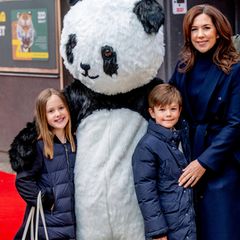 2019  Glücklich lächelnd posieren die dänischen Zwillinge und ihre Mama mit einem Riesenteddy.