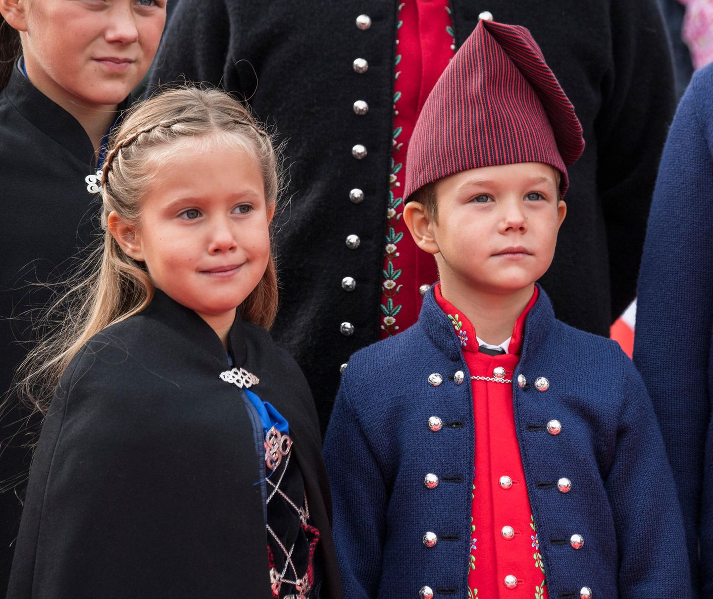 2018  Beim Besuch der Firma Bakkafrost in Runavik tragen die beiden eine traditionelle Tracht.