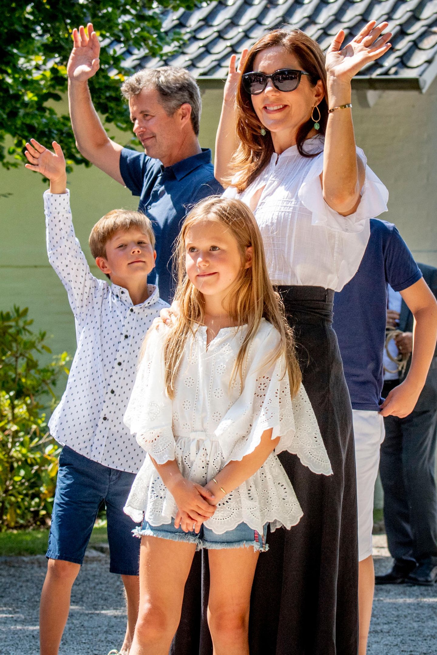 2018  Im Sommer grüßen die dänischen Zwillinge mit ihren Eltern fröhlich die Gäste des Graastener Ringreitervereins vor Schloss Graasten.