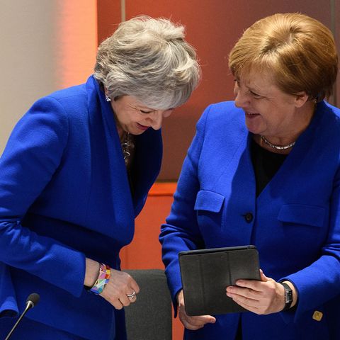 Bundeskanzlerin Angela Merkel und die britische Premierministerin Theresa May im Zwillingslook in Brüssel, Belgien. 