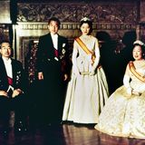 10. April 1959  Das offizielle Hochzeitsfoto von Akihito und Michiko mit dem damaligen Kaiser Hirohito und Kaiserin Nagako war dann aber wieder recht westlich. Ihr schönes Brautkleid stammt aus dem Pariser Modehaus Dior.