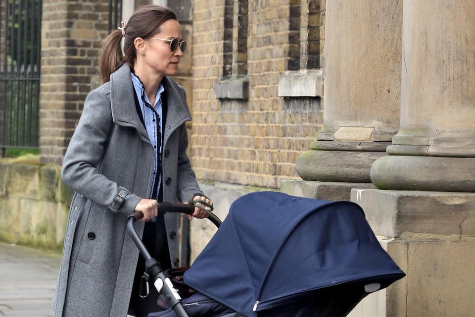 Pippa Middleton: Pippa Middleton zeigt sich in London mit Kind und Hund auf einem Spaziergang. Sie trägt einen grauen Mantel und ein hellblaues Hemd von Sandro. Dazu kombiniert sie schwarze Jeans und Stiefeletten. Ihre runde Sonnenbrille trägt die Neu-Mama trotz des grauen Regenwetters; Schwägerin Vogue Williams verriet erst kürzlich, dass Pippas Sohn Arthur nachts nicht wirklich durchschläft. Klar, dass Kates Schwester ihre müden Augen verstecken will. Pippa Middleton zeigt sich in London mit Kind und Hund auf einem Spaziergang. Sie trägt einen grauen Mantel und ein hellblaues Hemd von Sandro. Dazu kombiniert sie schwarze Jeans und Stiefeletten. Ihre runde Sonnenbrille trägt die Neu-Mama trotz des grauen Regenwetters; Schwägerin Vogue Williams verriet erst kürzlich, dass Pippas Sohn Arthur nachts nicht wirklich durchschläft. Klar, dass Kates Schwester ihre müden Augen verstecken will.