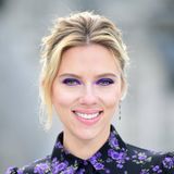 Ein Veilchen wollen wir nicht freiwillig bekommen, aber violette Augen schon. Schauspielerin Scarlett Johansson beweist, wie wunderschön farbenfrohes Make-up sein kann. In Kombination mit ihrer Bluse ist dieser Look ein modischer Volltreffer!  Tipp: Lila Lidschatten sollte nur aufgetragen werden, wenn man ausgeschlafen ist. Augenringe machen sich bei diesem Trend leider gar nicht gut. 