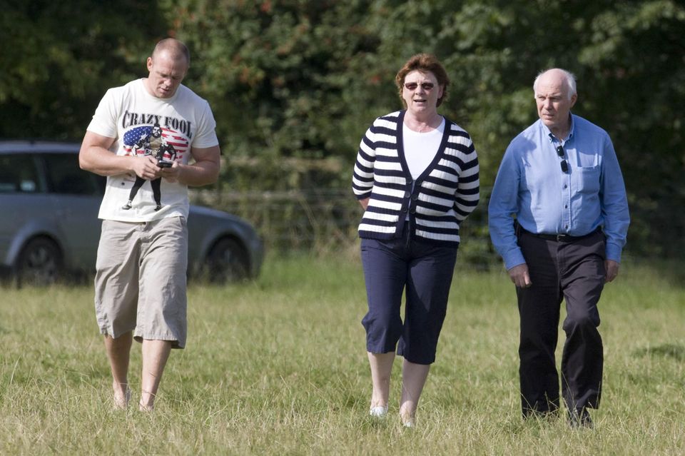 Mike Tindall: Mike Tindall mit seinen Eltern Linda und Phil im August 2009 Mike Tindall mit seinen Eltern Linda und Phil im August 2009
