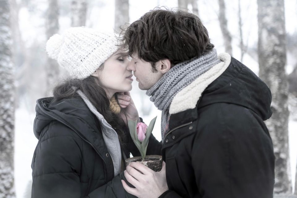 Sturm der Liebe: "Sturm der Liebe", Folge 3133: Am Donnerstag (25.04.19) träumt Denise (Helen Barke, l.), wie Joshua (Julian Schneider, r.) ihr seine Liebe gesteht. "Sturm der Liebe", Folge 3133: Am Donnerstag (25.04.19) träumt Denise (Helen Barke, l.), wie Joshua (Julian Schneider, r.) ihr seine Liebe gesteht.