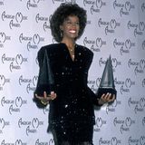 1989  Es hagelt weiterhin Preise: Whitney Houston sahnt auch bei den American Music Awards ab. Doch auch über de Grenzen der USA ist sie schon längst bekannt. Ein Jahr zuvor singt sie bei den Olympischen Spielen in Seoul ihren Hit "One Moment in Time".