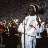 1991  Heute träumen die größten Stars davon. Whitney Houston schafft es beim Spiel der New York Giants gegen die Buffalo Bills. Sie tritt beim Super Bowl XXV in Florida auf und ersingt sich im weißen Sportanzug einen weiteren Meilenstein in ihrer Karriere