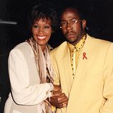 1993  Whitney Houston und R&B-Sänger Bobby Brown sind seit einem Jahr verheiratet, als sie im März Eltern der kleinen Bobbi Kristina Brown werden. Anfangs scheinen sie ein glückliches Familienleben zu führen.