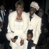1998  In der Öffentlichkeit geben Whitney Houston und Bobby Brown mit ihrer süßen Bobbi Kristina noch ein hübsches Bild ab. Die Idylle trügt allerdings. Zu diesem Zeitpunkt soll die Sängerin bereits unter einer Drogenabhängigkeit leiden.