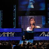 12. Februar 2012  Die Grammys werden von Whitney Houstons Tod überschattet. Alle Künstler zollen ihr Tribut. Die Trauer um eine der größten Sängerinnen unserer Zeit erfüllt den ganzen Saal.