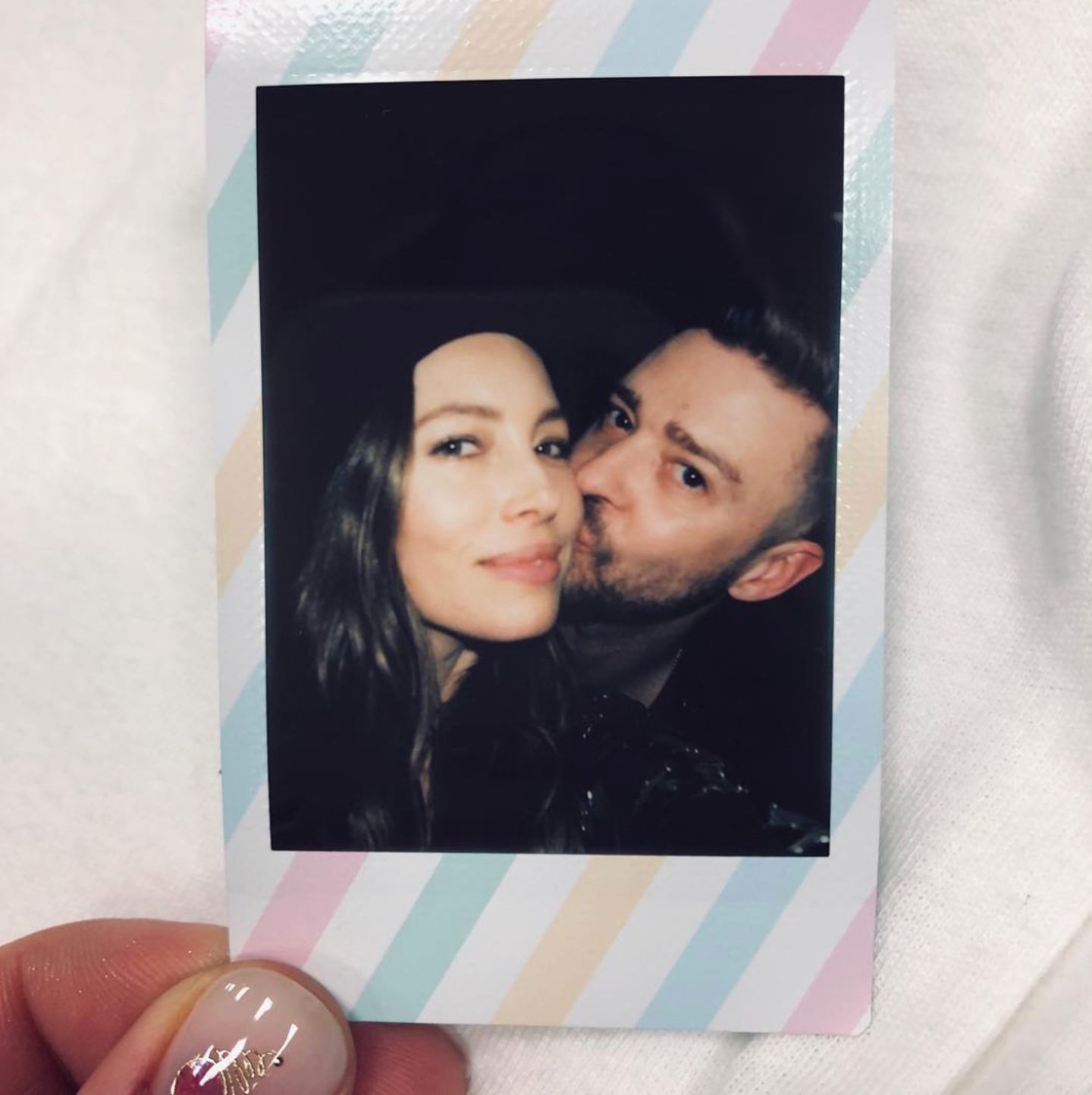 14. April 2019  Justin Timberlake hat seine letzte Show der "Man of the Woods"-Tour gespielt. Zur Feier des Tages schmeißt er eine kleine "Polaroid-Party", zu der natürlich auch seine Frau, Jessica Biel, kommt.