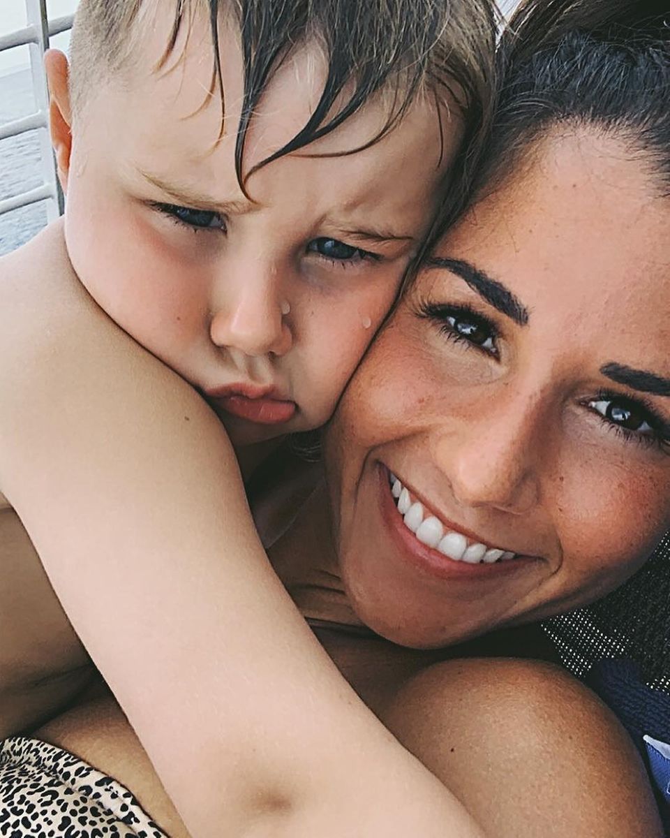 15. April 2019  Einfach nur zum Knuddeln! Sarah Lombardi schmust mit ihrem süßen Sohn Alessio. Die beiden sind gerade im Urlaub und lassen es sich gut gehen. 