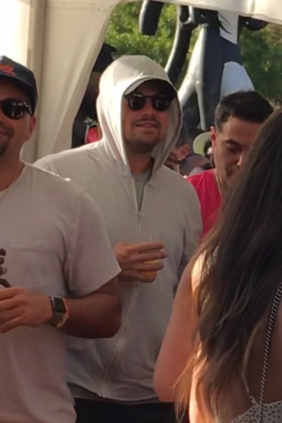 Wozu die Maskerade Leonardo DiCaprio? Der 44-Jährige war in weiblicher Begleitung auf dem Coachella 2019.