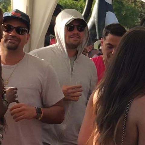 Wozu die Maskerade Leonardo DiCaprio? Der 44-Jährige war in weiblicher Begleitung auf dem Coachella 2019.