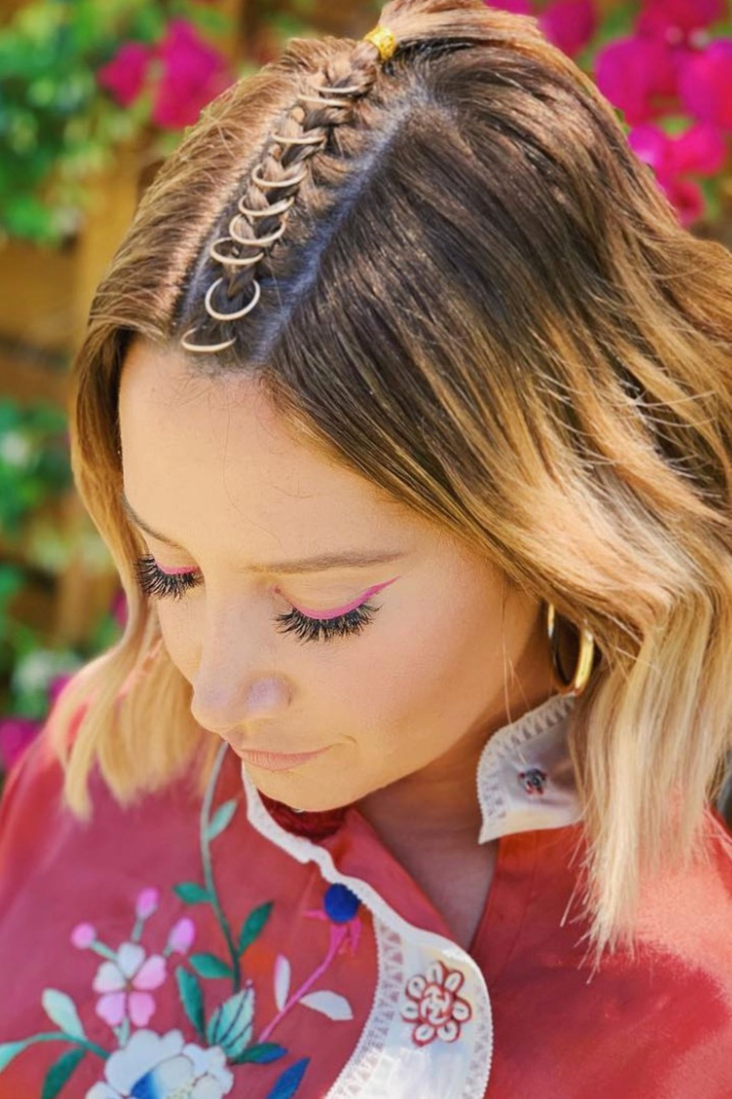 Wer glaubt, dass nur Mädels mit langen Haaren coole Frisuren für Coachella stylen können, liegt falsch. Ashley Tisdale beweist, dass sich auch Kurzhaarfrisuren festivaltauglich stylen lassen. Sie hat sich kleine goldene Ringe auf den Scheitel flechten lassen. 