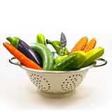 5 am Tag, lautet die Devise für eine gesunde Ernährung! Ob das auch für Orgasmen zählt? Das Dresdner Unternehmen "Selfdelve" hat diesen Leitspruch übernommen und lädt in den Garten Eden ein. Darin sind Gurken, Maiskolben und Auberginen zu finden – für jeden Geschmack ist also etwas dabei. Die Sex-Toys werden per Hand aufgezogen und können daher je nach Wunsch des Käufers härter, weicher, dünner oder dicker sein. Die Liebesspielzeuge bestehen aus unbedenklichen Silikon ohne Weichmacher und können sogar je nach Temperatur die Farbe ändern: Der Maiskolben wird dann knallgelb und somit erntereif! Das kleinste Gemüse gibts ab ca. 70 Euro. 