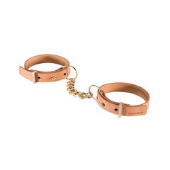 Achtung, Flachwitz: Fesselspielchen lassen manche Veganer tierisch wild werden! Mit diesen Handschellen von Bijoux Indiscrets ist das vollkommen okay, denn sie sind vegan und zudem recycelbar. Das Accessoire besticht durch ein dezentes Design und ist allemal besser als die Plüschhandschellen aus dem Karnevalsladen. Ca. 35 Euro.
