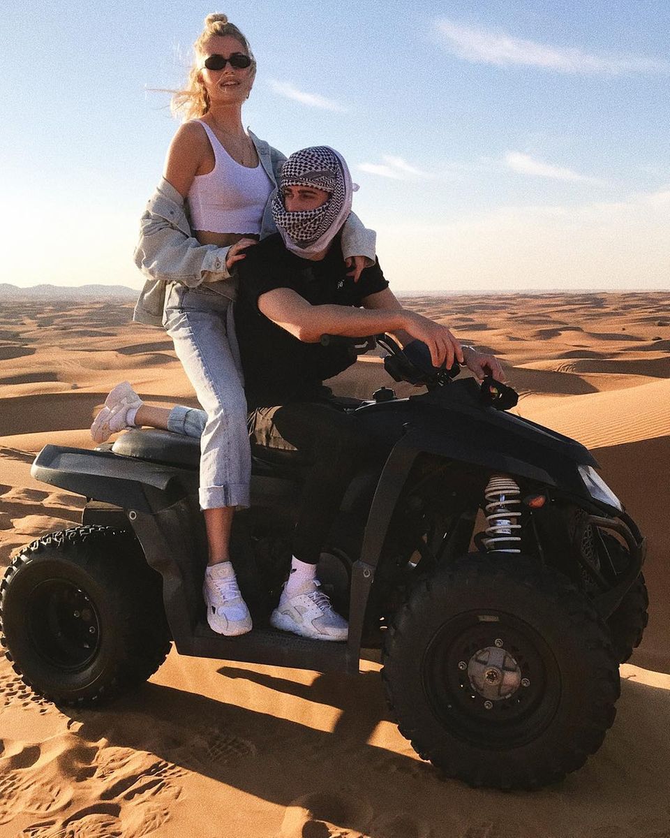 Mit ihrem Dustin fährt Lena Gercke garantiert bis ans Ende der Welt – oder erstmal in die goldene Wüste von Dubai. Ein Schnappschuss aus bereits vergangenen Urlaubstagen im Februar 2019 zeigt die beiden jetzt erstmals als Paar! In stylishen Jeans-Oufits düsen Lena und Dustin auf ihrem Quad durch den Sand und genießen ihr junges Liebesglück. Mit ihrem Dustin fährt Lena Gercke garantiert bis ans Ende der Welt – oder erstmal in die goldene Wüste von Dubai. Ein Schnappschuss aus bereits vergangenen Urlaubstagen im Februar 2019 zeigt die beiden jetzt erstmals als Paar! In stylishen Jeans-Oufits düsen Lena und Dustin auf ihrem Quad durch den Sand und genießen ihr junges Liebesglück.