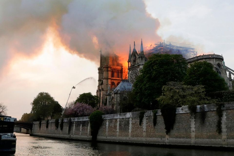 Verzweifelter Kampf der Feuerwehr um die Kathedrale Notre Dame in Paris