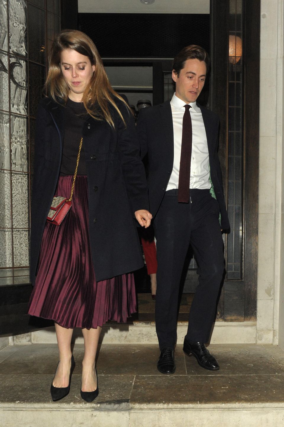 16. April 2019 Erst Mitte März hat sich das frisch verliebte Paar das erste Mal öffentlich gezeigt: Seitdem sieht man Prinzessin Beatrice und ihren Freund Edoardo Mapelli Mozzi häufiger Händchen haltend in London. Bei diesem Restaurant-Besuch ... 16. April 2019 Erst Mitte März hat sich das frisch verliebte Paar das erste Mal öffentlich gezeigt: Seitdem sieht man Prinzessin Beatrice und ihren Freund Edoardo Mapelli Mozzi häufiger Händchen haltend in London. Bei diesem Restaurant-Besuch ...